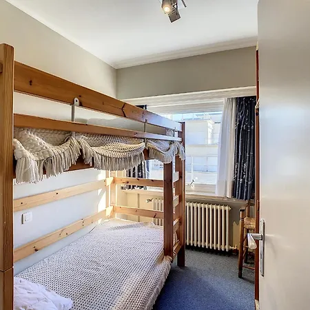 Spacious Corner In Heist Apartment *