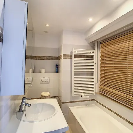 Spacious Corner In Heist Apartment